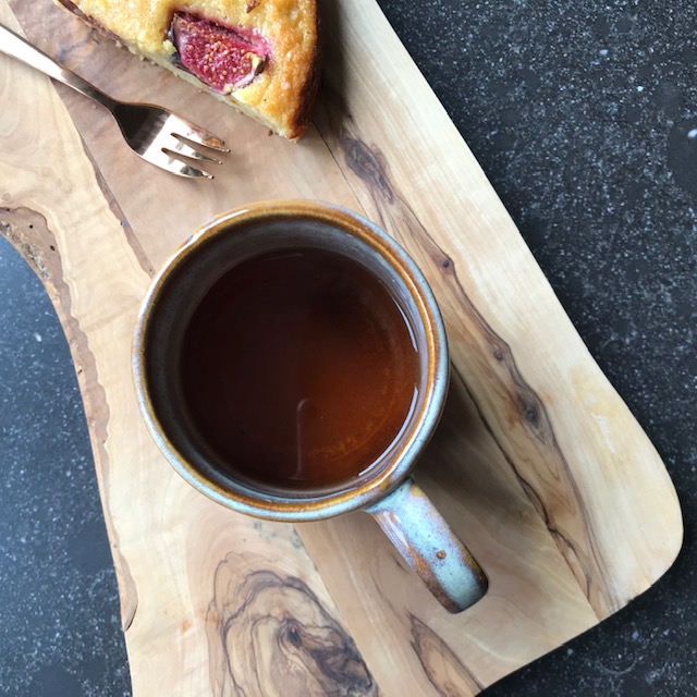 Deze afbeelding heeft een leeg alt-attribuut; de bestandsnaam is aan-tafel-met-thee-vijgen-cake-puerh-shancha.2.jpg