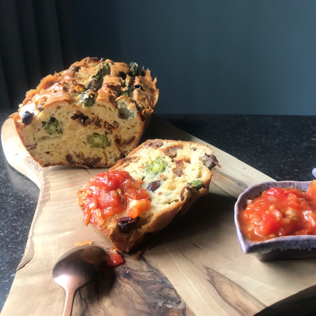 Deze afbeelding heeft een leeg alt-attribuut; de bestandsnaam is aan-tafel-met-thee-asperge-brood.jpg