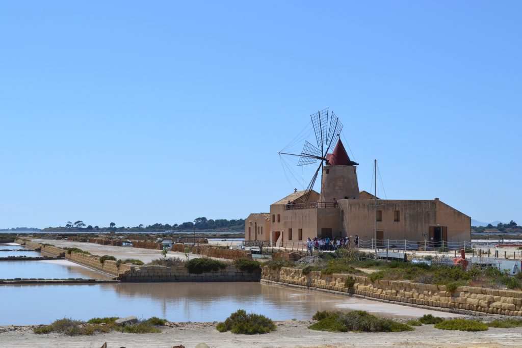 Deze afbeelding heeft een leeg alt-attribuut; de bestandsnaam is aan-tafel-met-thee-zout-sardinie-zoutpannen2-1024x683.jpg