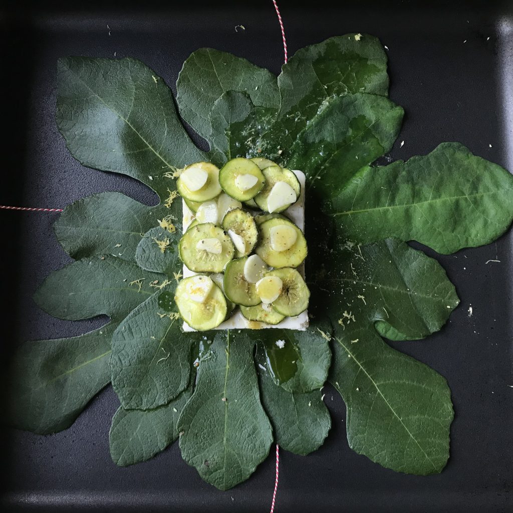 Deze afbeelding heeft een leeg alt-attribuut; de bestandsnaam is aan-tafel-met-thee-blog-feta-in-vijgenblad-darjeeling-wittethee.2-1024x1024.jpg