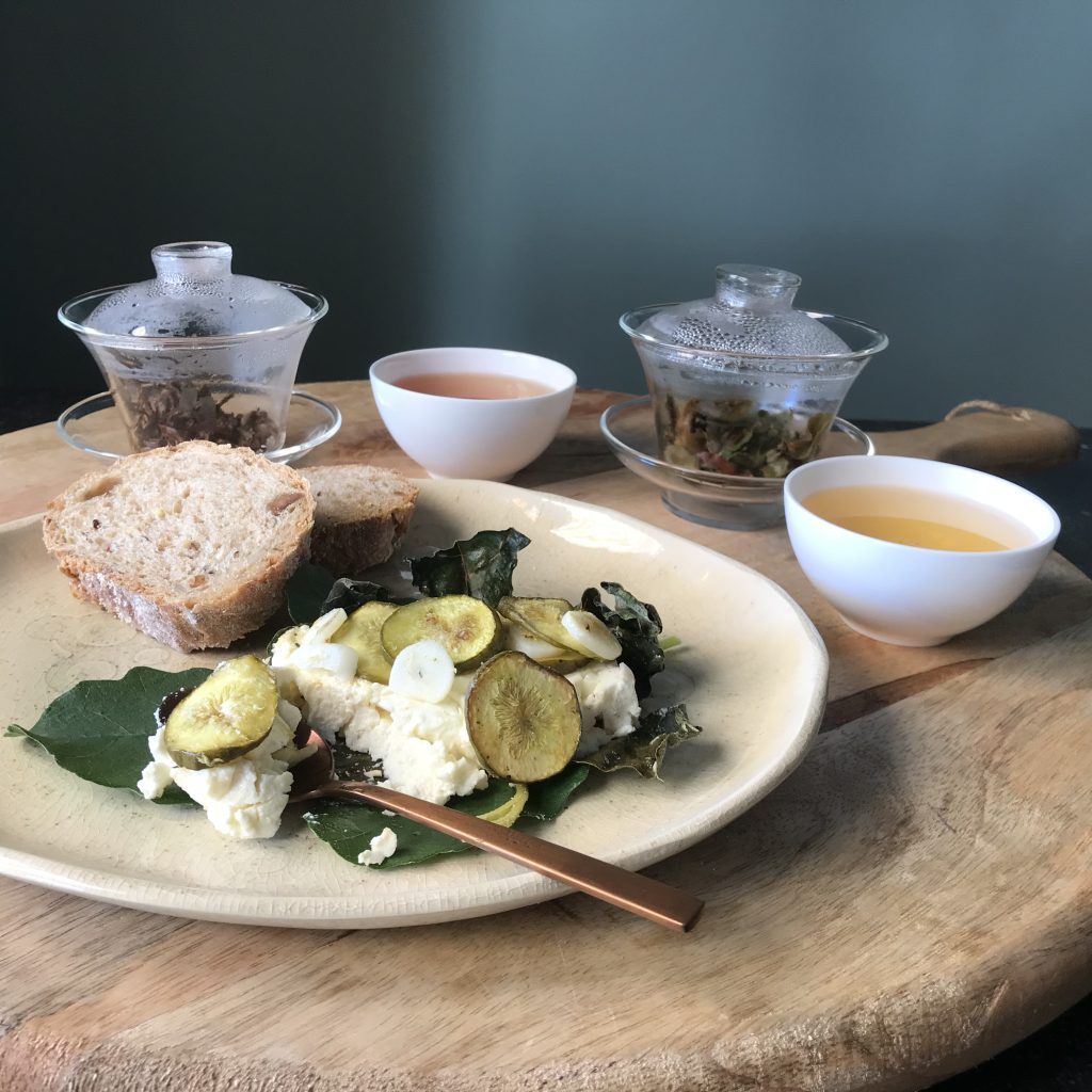 Deze afbeelding heeft een leeg alt-attribuut; de bestandsnaam is aan-tafel-met-thee-blog-feta-in-vijgenblad-darjeeling-wittethee.4-1024x1024.jpg
