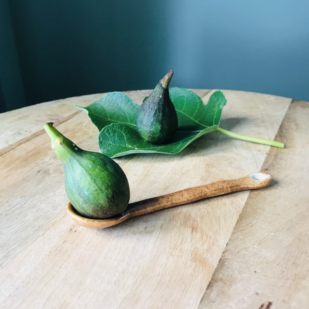 Deze afbeelding heeft een leeg alt-attribuut; de bestandsnaam is aan-tafel-met-thee-blog-feta-in-vijgenblad-darjeeling-wittethee.8-1024x1024.jpg